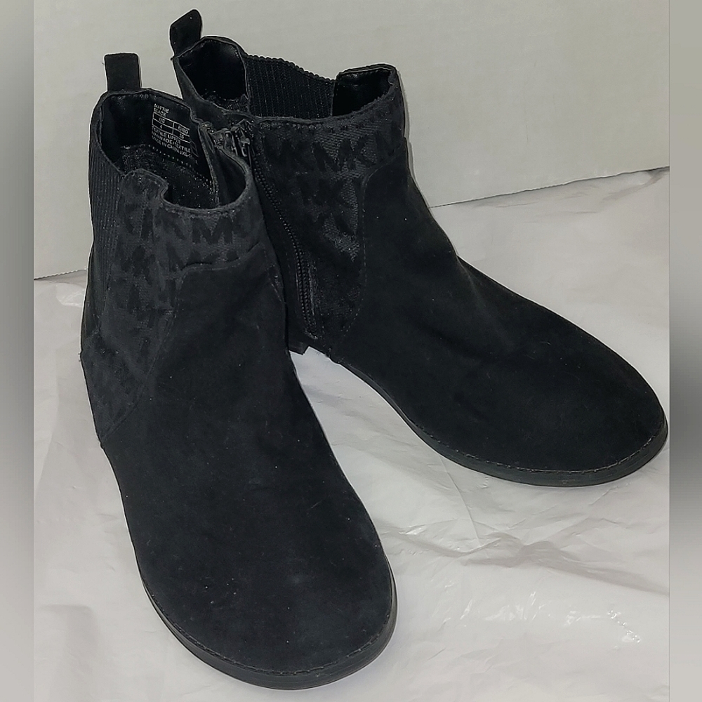 Michael Kors Flat Black Suede Short/Ankle Boot sz 4